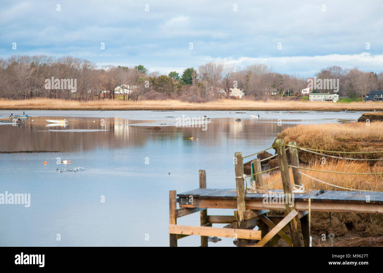 Dieser Fluss Ufer zeigt verlassene Docks während der Wintermonate. Stockfoto