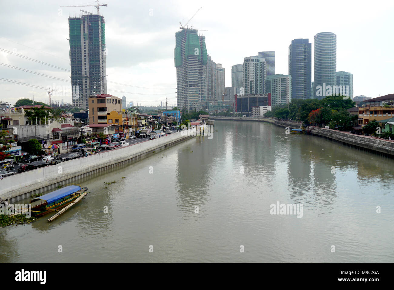 Blick auf einem Fluss überschattet von Hochhäusern, in Manila. Stockfoto