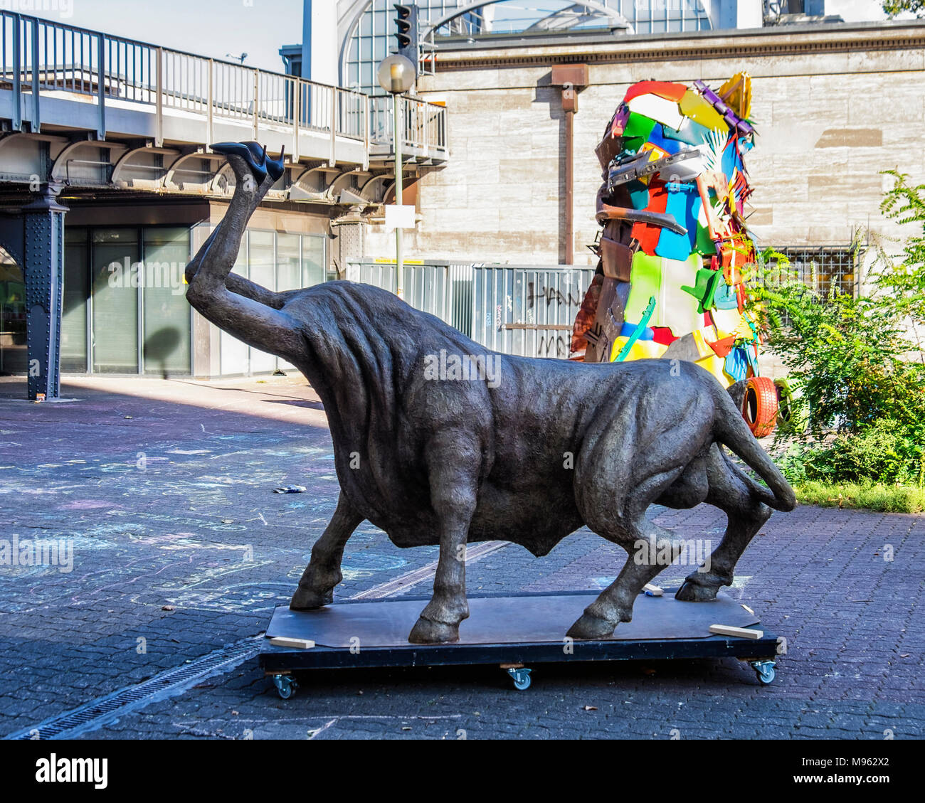 Berlin, Schöneberg, Nollendorplatz. Hybrid Tier von Franco Fasoli auf städtischen Nation Kunst Meile. Ungewöhnliche mobile Skulptur, Bull und Woman's Beine in High Heels Stockfoto