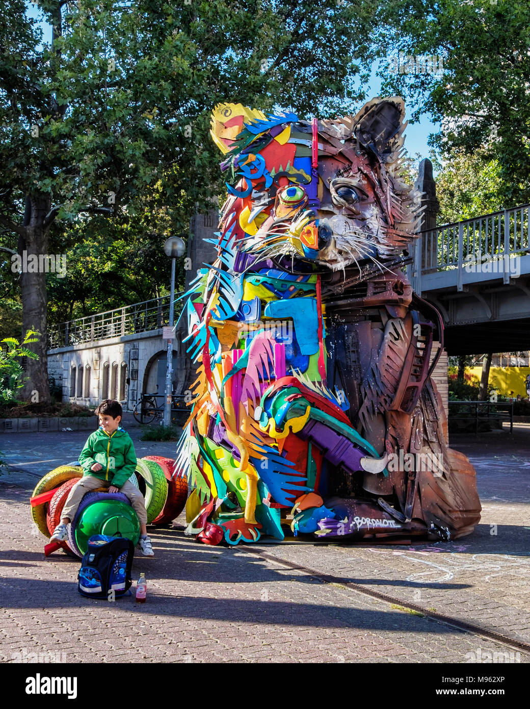 Junge spielt auf 'Panda' von Bordalo Krank-Installation Skulptur aus recycelten Materialien Neben nollendorfplatz U-Bahn Viadukt in Berlin Stockfoto