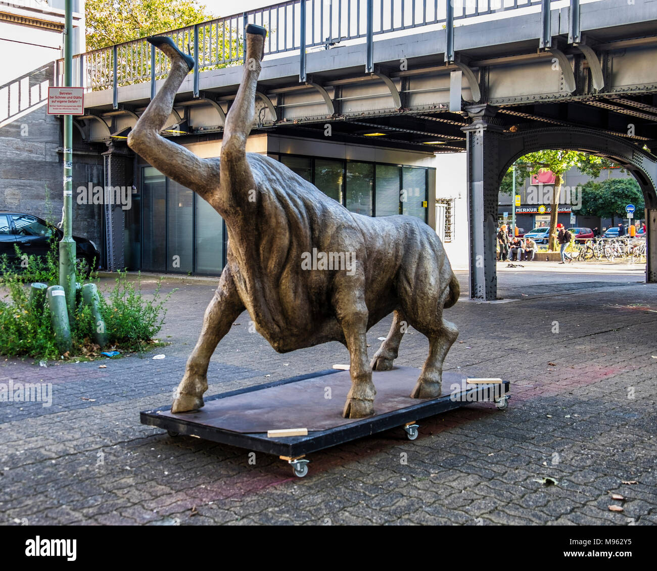Berlin, Schöneberg, Nollendorplatz. Hybrid Tier von Franco Fasoli auf städtischen Nation Kunst Meile. Ungewöhnliche mobile Skulptur, Bull und Woman's Beine in High Heels Stockfoto