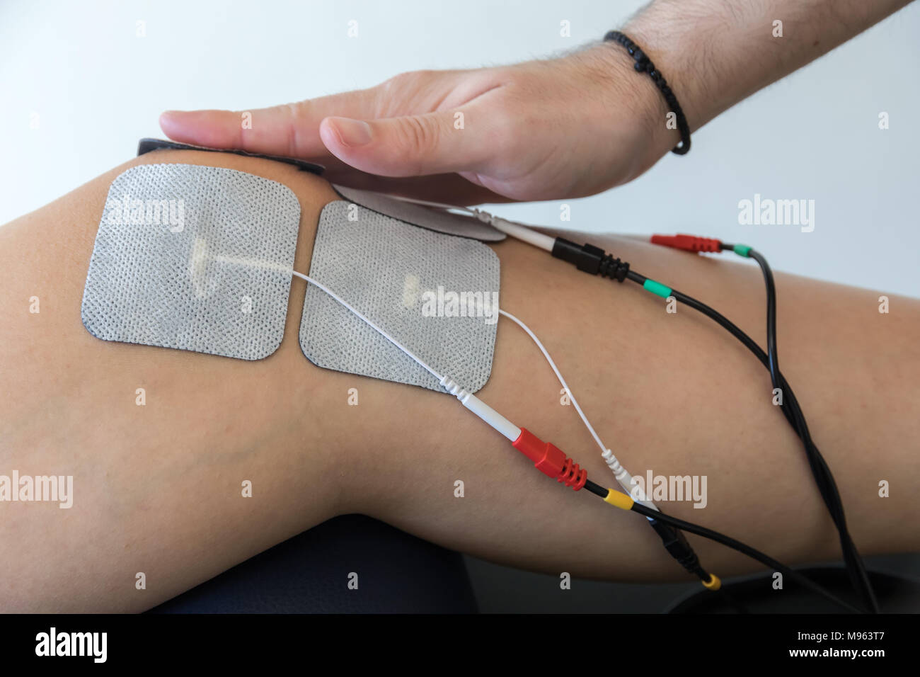 Elektronische Therapie auf Knie angewendet zur Behandlung von Schmerzen. selektive Fokus Stockfoto