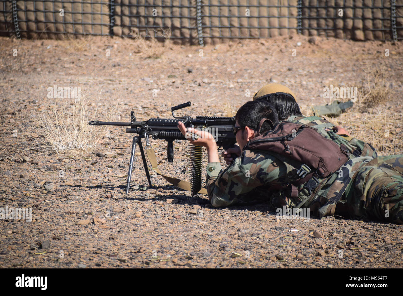 Afghan Special Forces schießen auf einem Schießplatz außerhalb Shindand Militärbasis. Der afghanischen Elite Streitkräfte - die Kommandos und die besondere Kräfte sind eines der wichtigsten Elemente in der Afghanische und US-Strategie zur schleifbearbeitung Kampf gegen die Taliban und andere aufständische herum drehen. Diese Bilder zeigen die Kommandos und besondere Kräfte während der Ausbildung und im Feld, auch vor und nach einer Operation in die widerspenstige Western afghanischen Provinz Farah. Stockfoto
