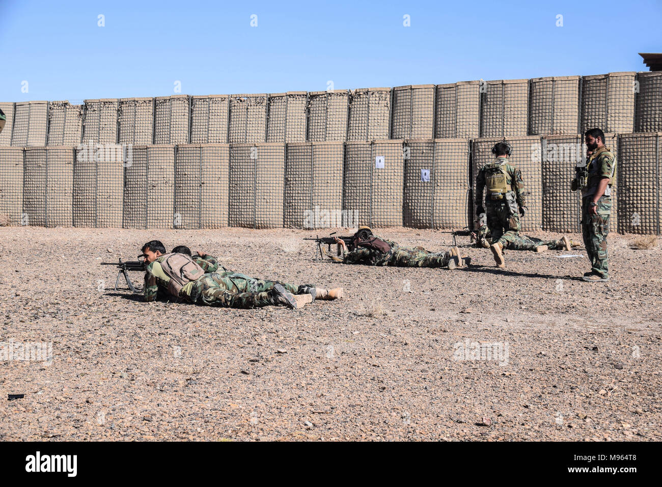 Afghanische besondere Kräfte während einer Übung auf einem Schießplatz außerhalb Shindand Militärbasis. Der afghanischen Elite Streitkräfte - die Kommandos und die besondere Kräfte sind eines der wichtigsten Elemente in der Afghanische und US-Strategie zur schleifbearbeitung Kampf gegen die Taliban und andere aufständische herum drehen. Diese Bilder zeigen die Kommandos und besondere Kräfte während der Ausbildung und im Feld, auch vor und nach einer Operation in die widerspenstige Western afghanischen Provinz Farah. Stockfoto