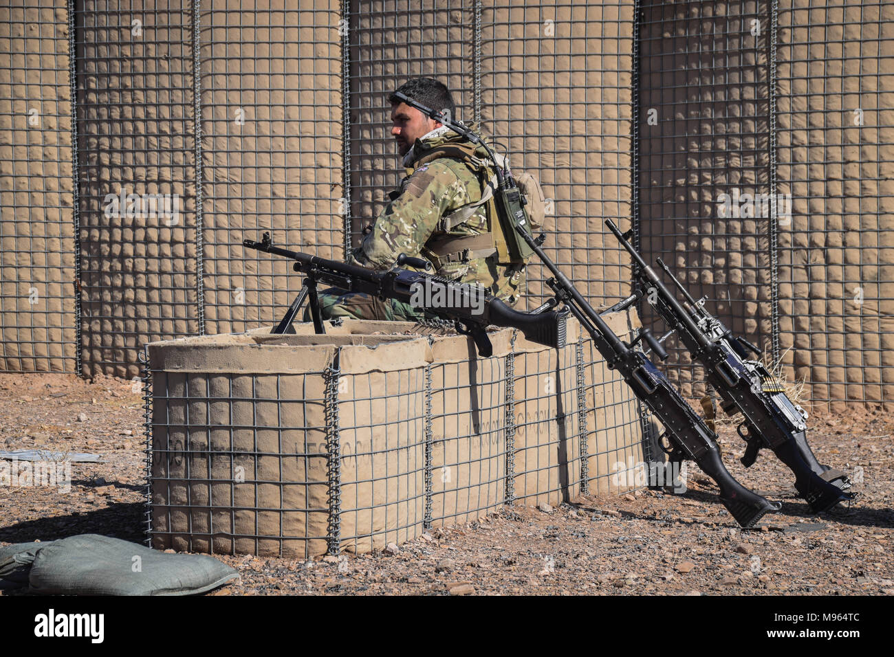 Afghan Special Forces Soldat auf einem Schießplatz außerhalb Shindand Militärbasis. Der afghanischen Elite Streitkräfte - die Kommandos und die besondere Kräfte sind eines der wichtigsten Elemente in der Afghanische und US-Strategie zur schleifbearbeitung Kampf gegen die Taliban und andere aufständische herum drehen. Diese Bilder zeigen die Kommandos und besondere Kräfte während der Ausbildung und im Feld, auch vor und nach einer Operation in die widerspenstige Western afghanischen Provinz Farah. Stockfoto