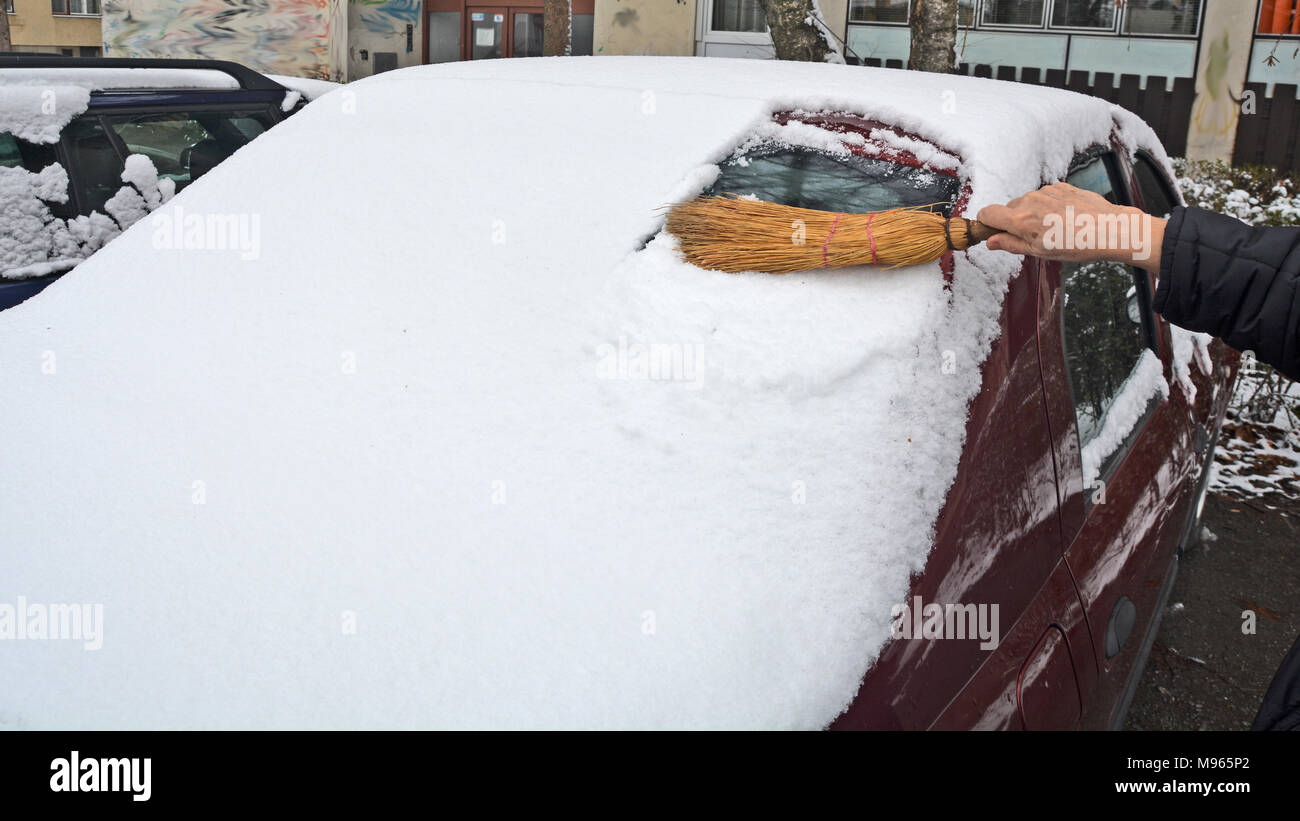 Auto Reinigung von Schnee mit Besen. Man kümmert sich um automobile Eis  entfernen Mit Pinsel im Freien Stockfotografie - Alamy