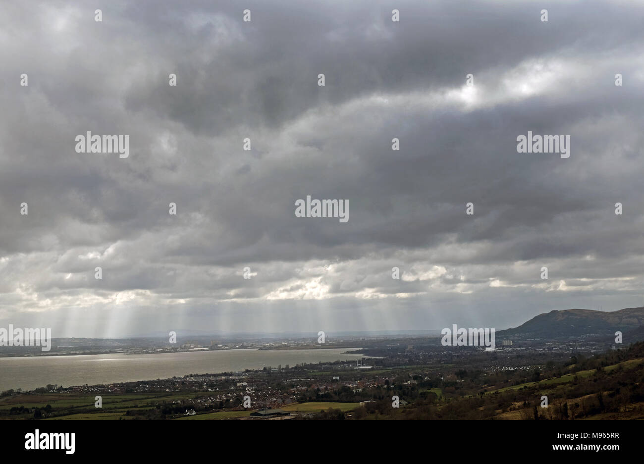 Sonnenstrahlen über Belfast, vom Knockagh, County Antrim. Stockfoto