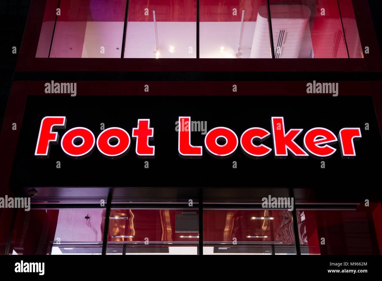 NEW YORK, USA - 31. AUGUST 2017: Detail von Foot Locker Stores in New York. Es ist eine US-amerikanische Sportswear und Schuhe Einzelhändler gegründet in 1974. Stockfoto