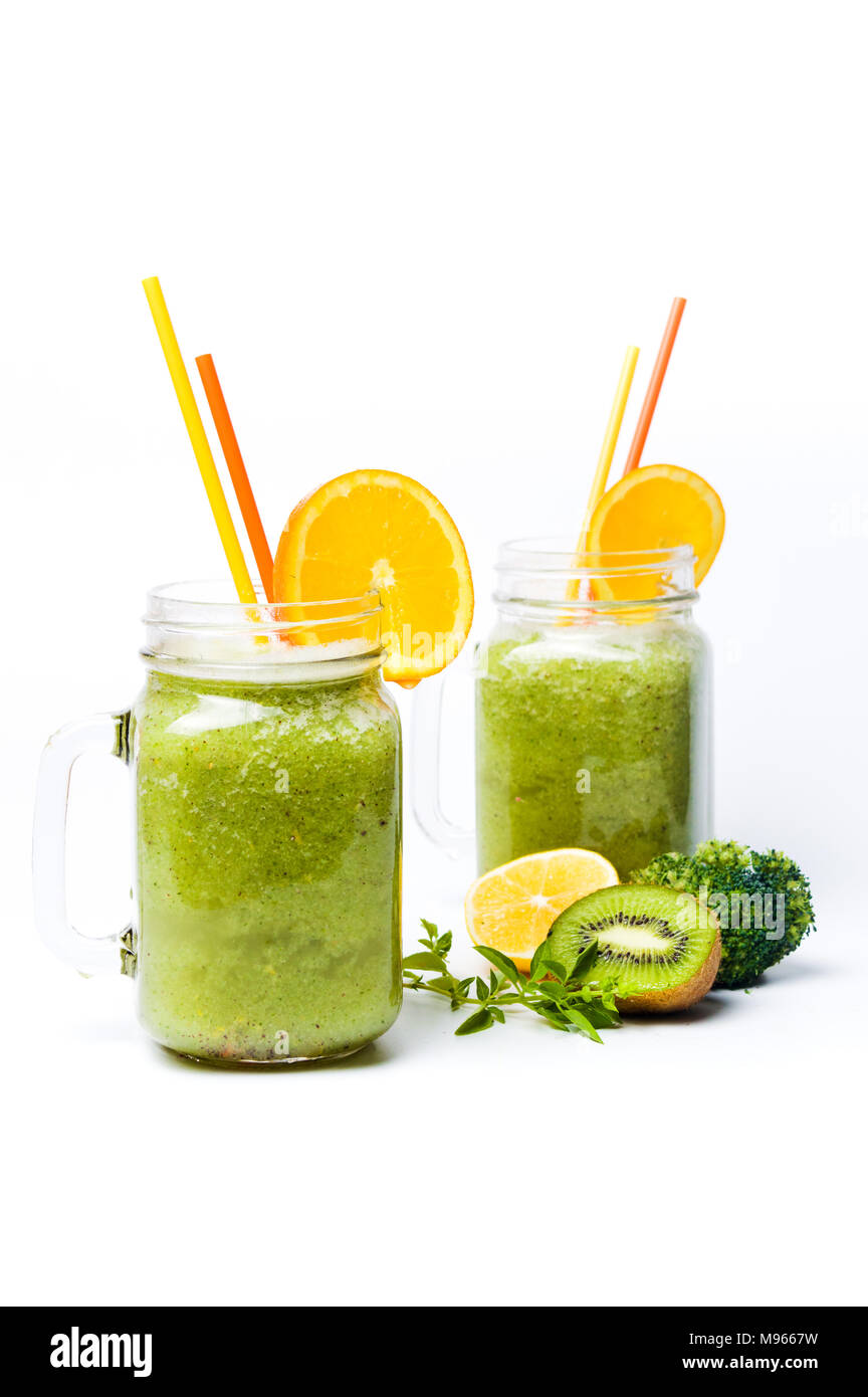 Kiwi und Brokkoli Smoothie in jar auf Weiß isoliert Stockfoto