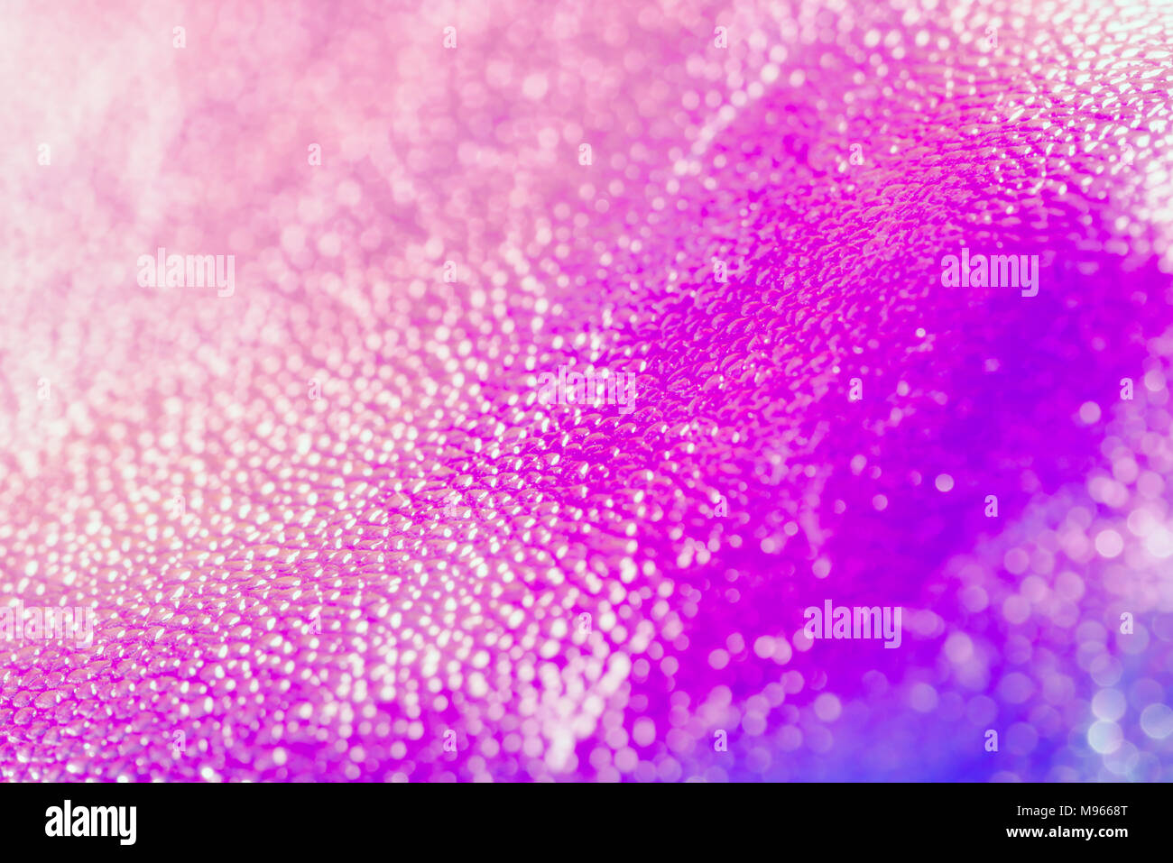 Helle glänzende holographische Lila und Blau neon echten Textur. Holographische Hintergrund 80 s - 90 s, trendigen bunten Textur in Neon Farben Design. Stockfoto