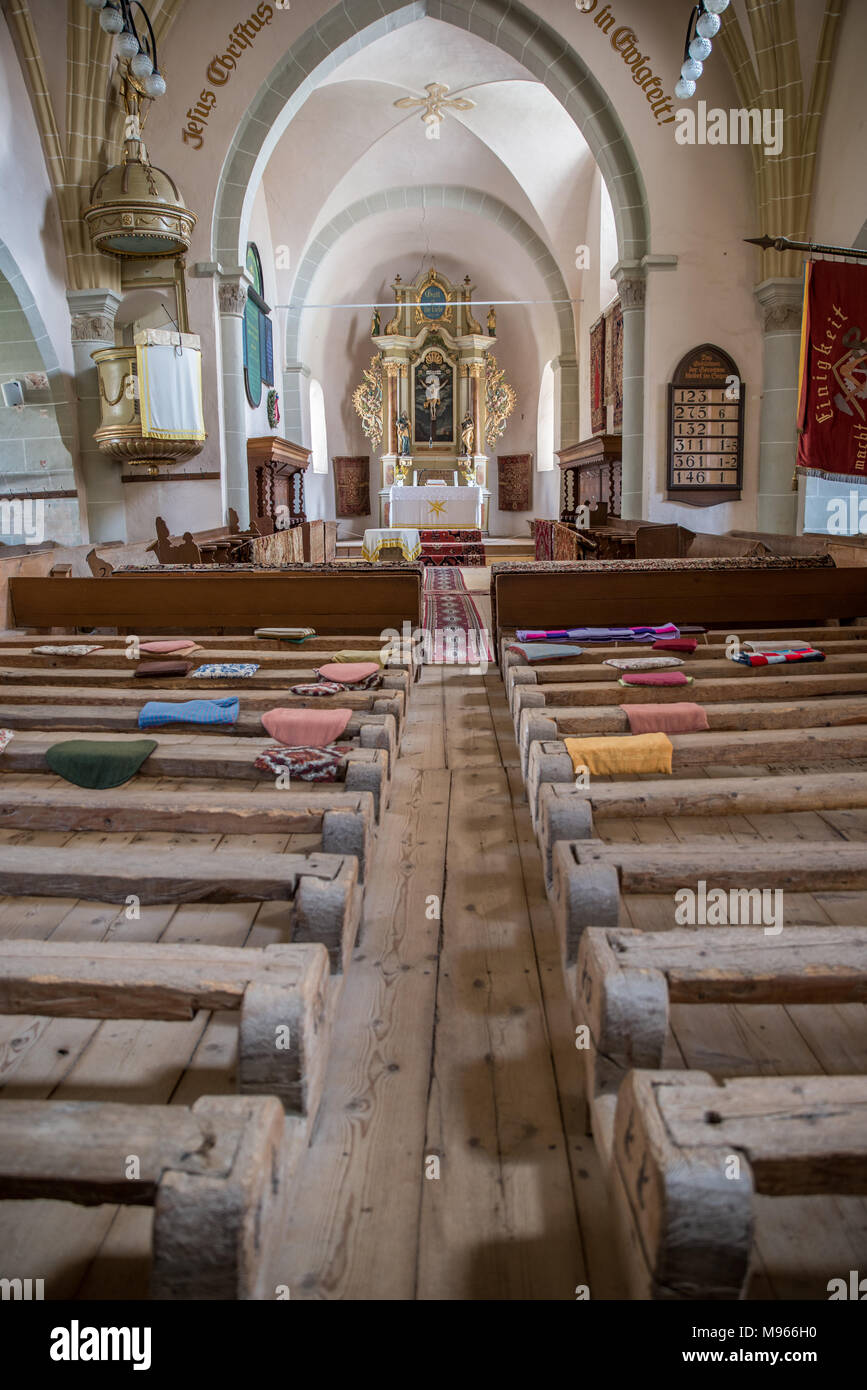 Holzbänke innen Harman Wehrkirche, Siebenbürgen, Rumänien Stockfoto