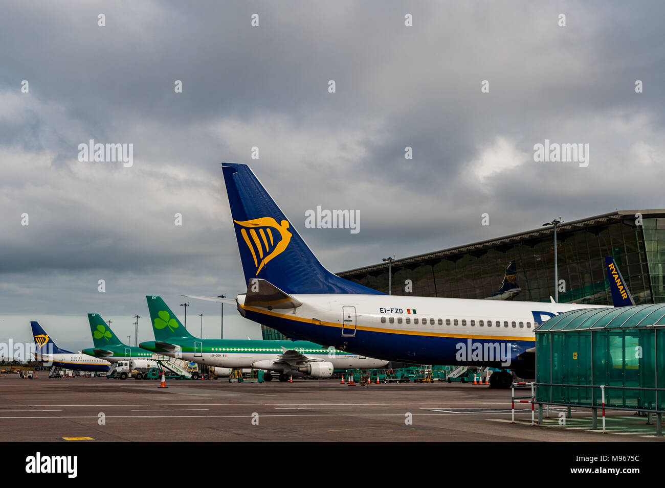 Aer Lingus und RyanAir Flugzeuge aufgereiht in Cork Airport, Cork, Irland mit kopieren. Stockfoto