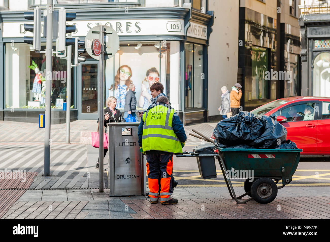 Street cleaner und Shopper am St. Patrick's Street, Cork, Irland Stockfoto
