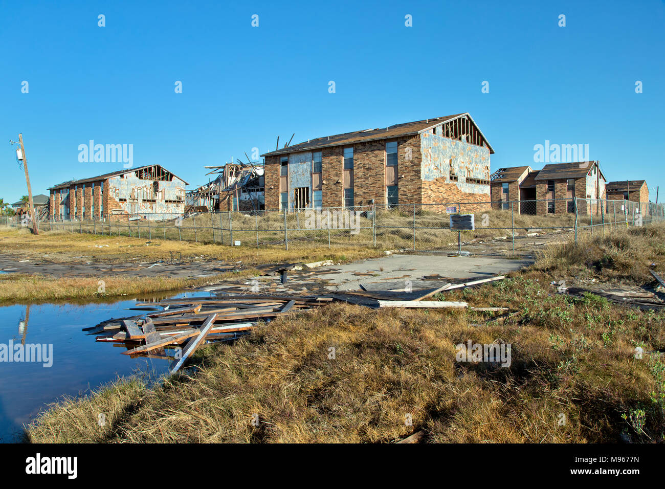 Mehrere unbewohnbar Apartmentkomplex, der durch den Hurrikan Harvey 2017, Texas zerstört. Stockfoto