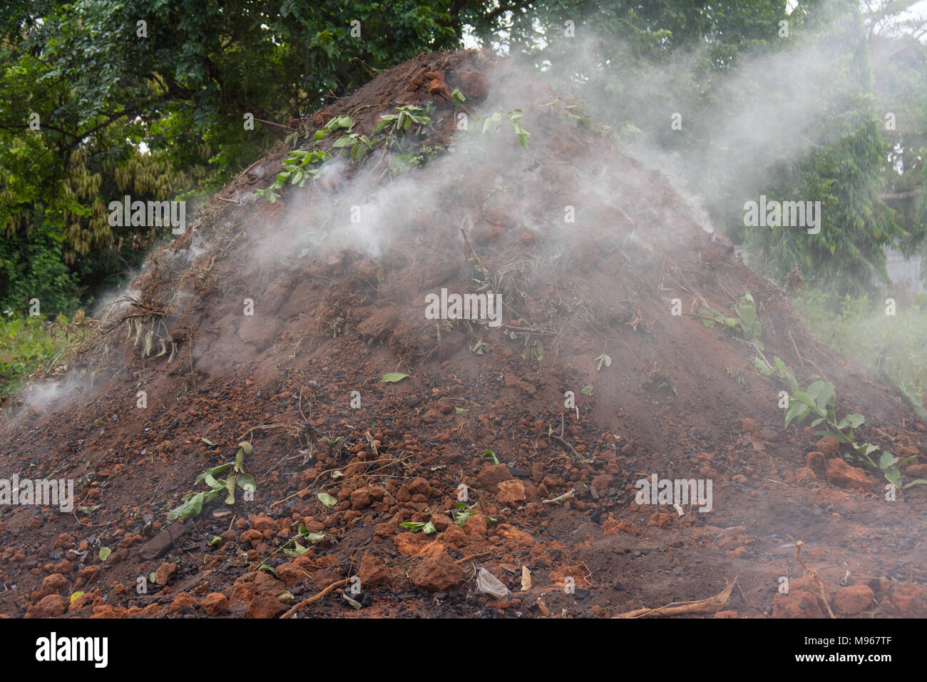 Kohle, die Feuer Damm in Sansibar Stockfoto