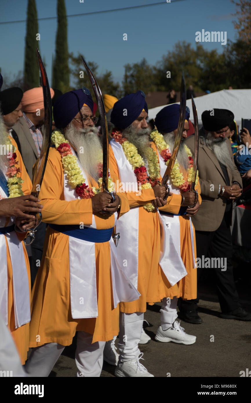 Sikh Männer März in der nagar Kirtan Parade in Yuba City, Kalifornien Stockfoto