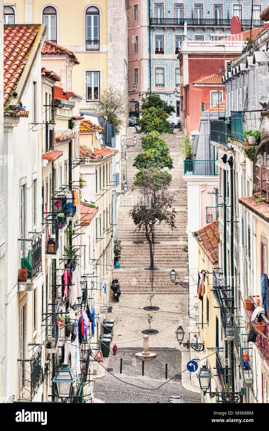 Eine Seitenstraße in Lissabon, Travessa da laran tyoical Jeira, mit Wohnungen und Stufen. Stockfoto