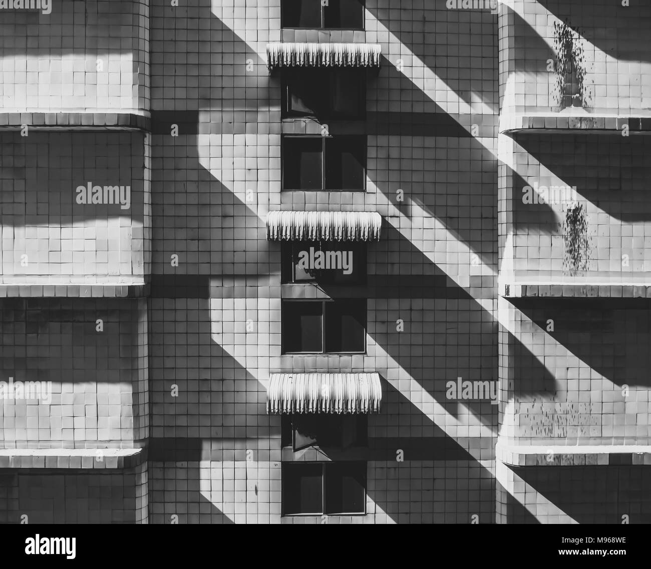 Vor der alten Architektur in Schwarz nd Weiß mit Licht und Schatten Stockfoto