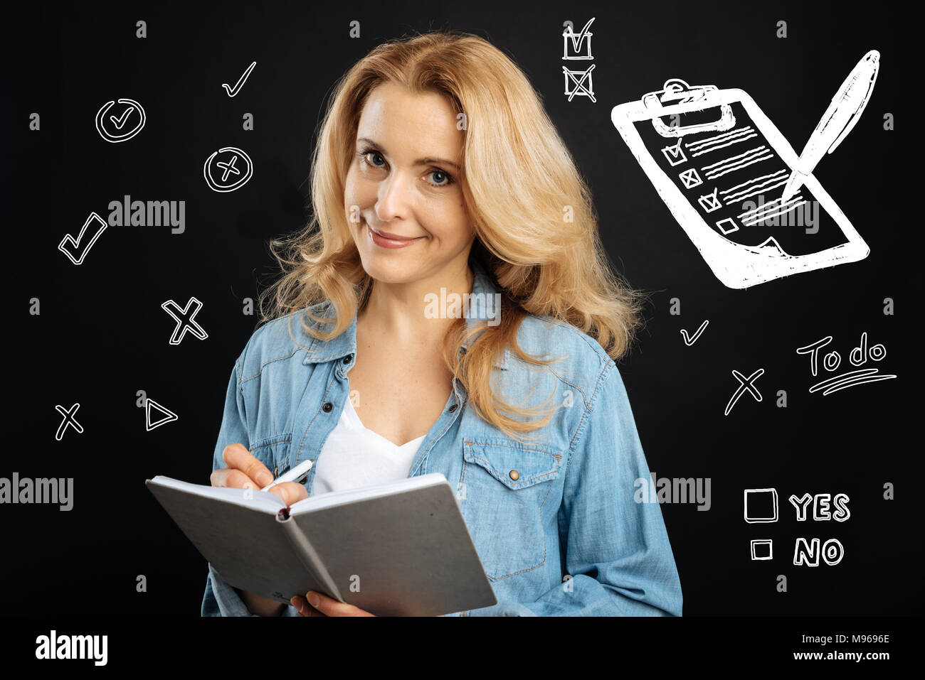 Clevere Manager heiter lächelnd, während eine Zwischenablage Stockfoto