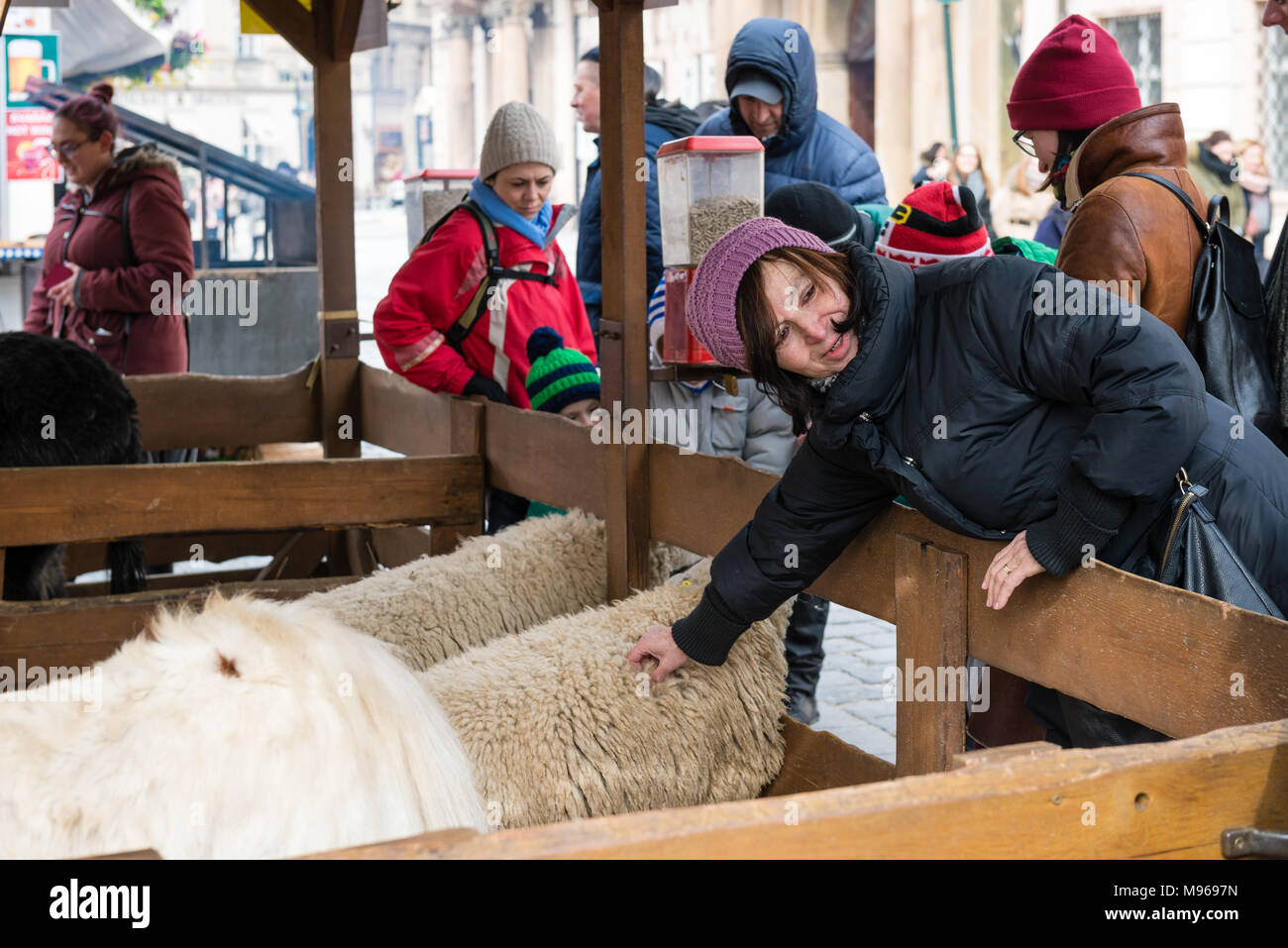 Prag, Tschechische Republik - 18. März, 2018: die Menschen sind, die in Prag Ostern Markt am Marktplatz der Altstadt. Die ostermärkte (Velikonocni trhy) feiern t Stockfoto