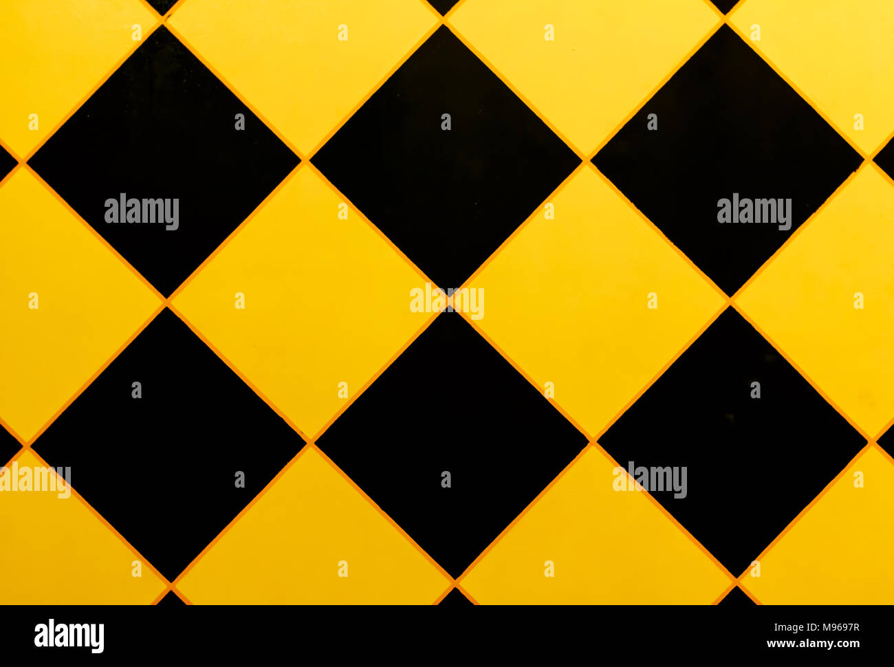 Muster der Wand mit einem schwarzen Dreieck, Diamant, Schwarz und Gelb. Stockfoto