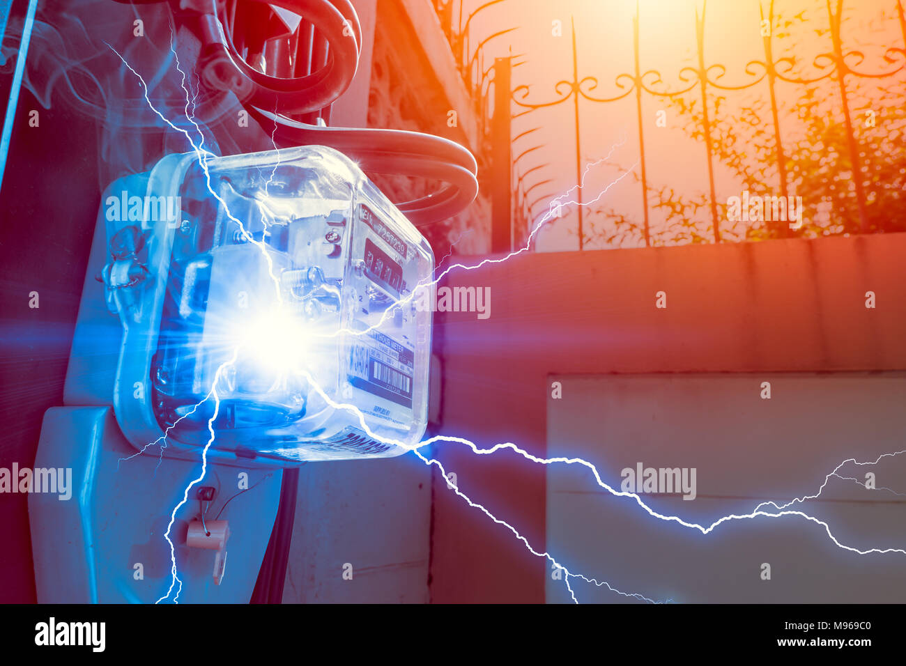 Watt Betriebsstundenzähler mit Strom Kurzschluss Gefahr der Übernutzung Strom im Haushalt Stockfoto
