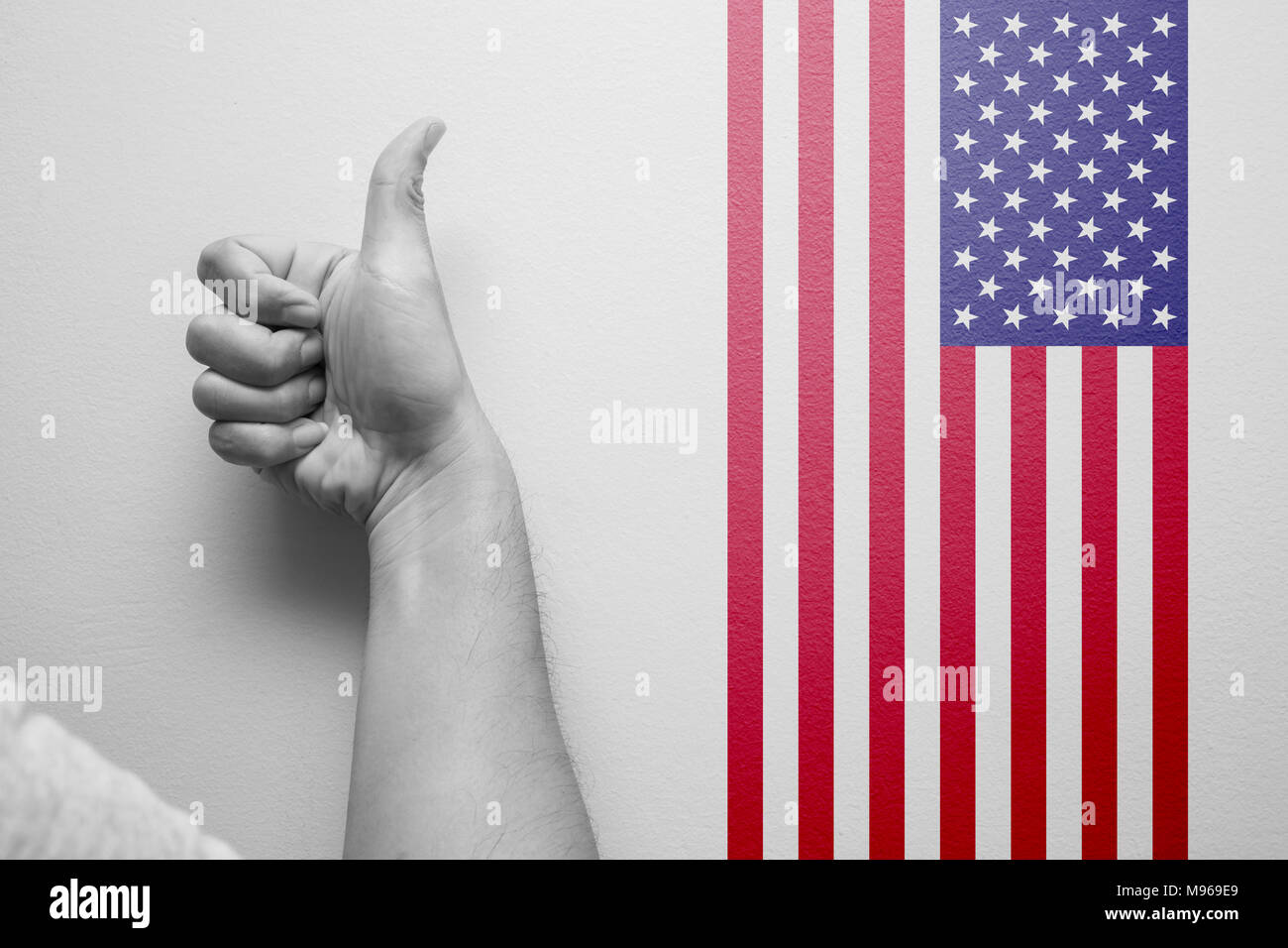 Hand Daumen hoch mit amerikanischer Flagge für gute beste Land der USA Konzept Stockfoto