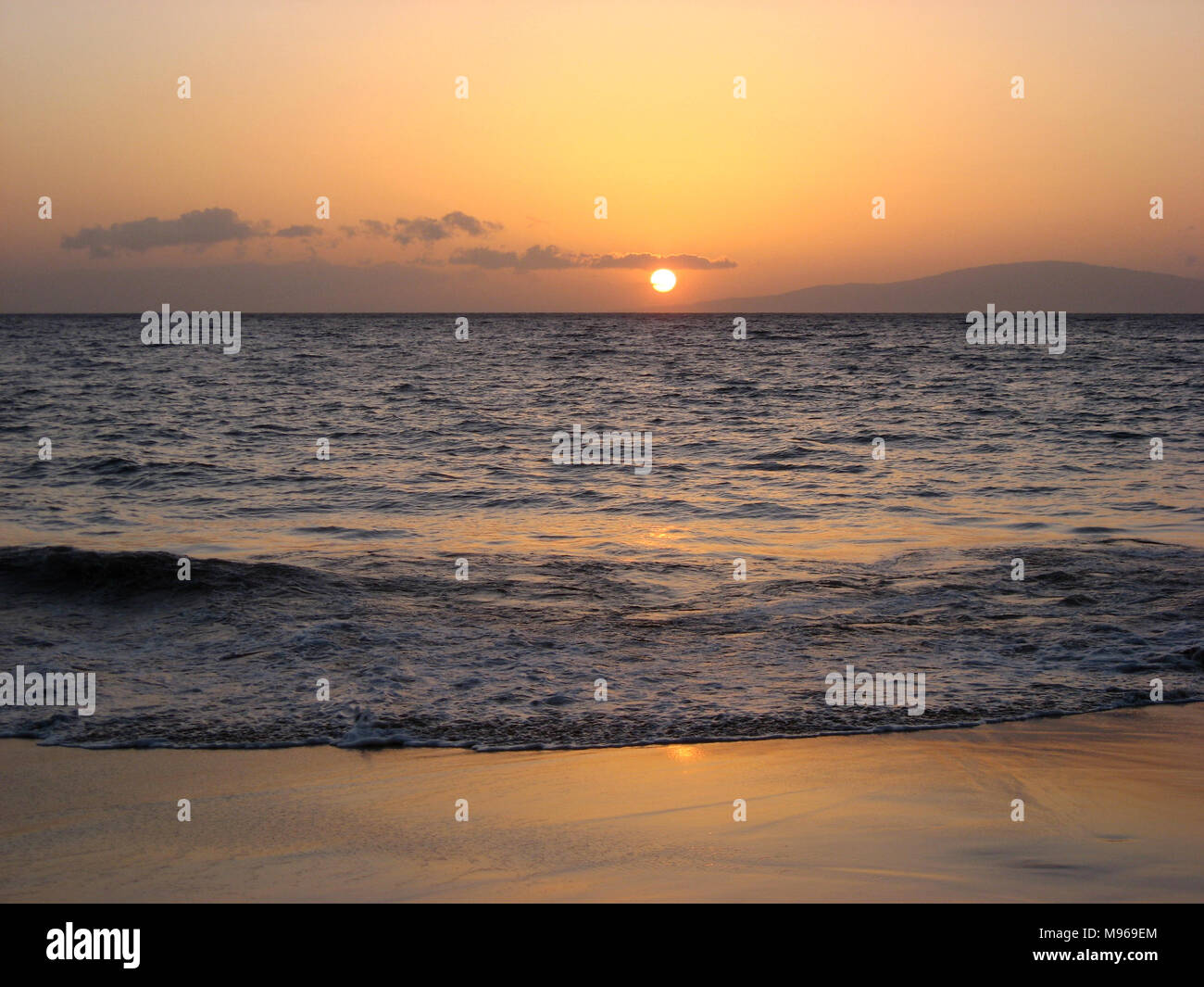 Sonnenuntergang auf Maui über dem Pazifischen Ozean Stockfoto