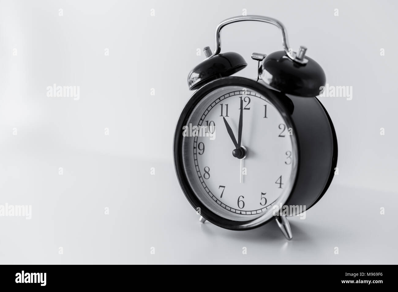 Retro schwarz Bell Uhr auf weißen Raum Hintergrund mit Platz für Text Stockfoto