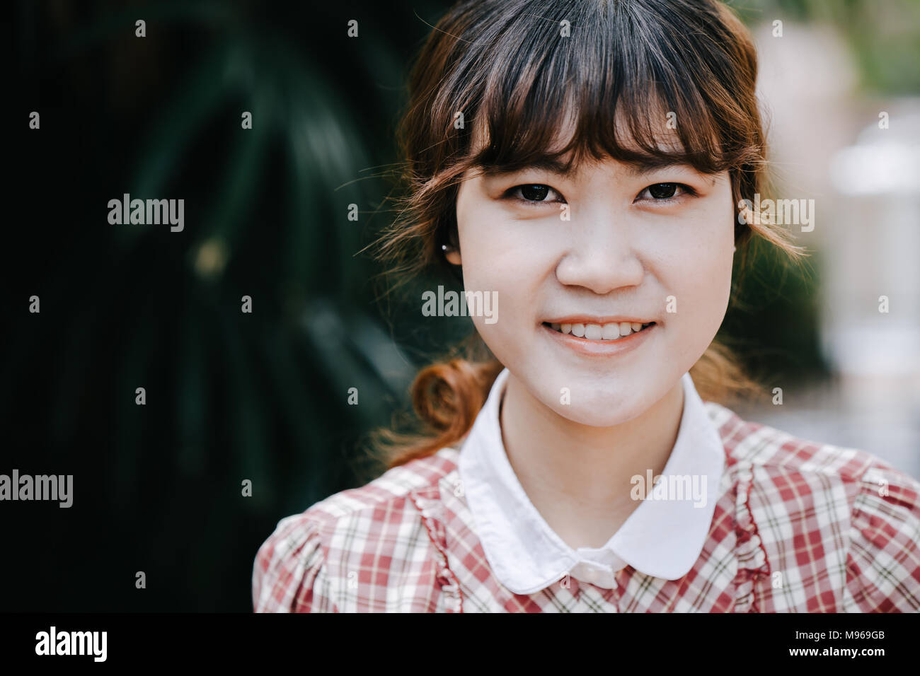 Asiatische Mädchen Jugendliche hipster Nahaufnahme Kopf glückliches Lächeln vintage Farbe Ton Stockfoto
