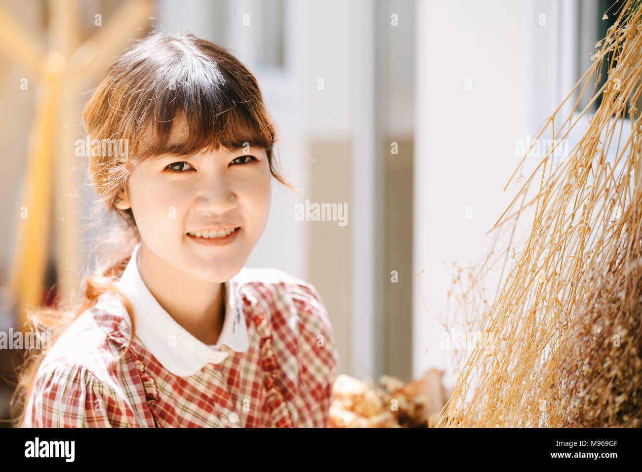 Asiatische Mädchen Jugendliche hipster Nahaufnahme Kopf glückliches Lächeln vintage colortone Stockfoto