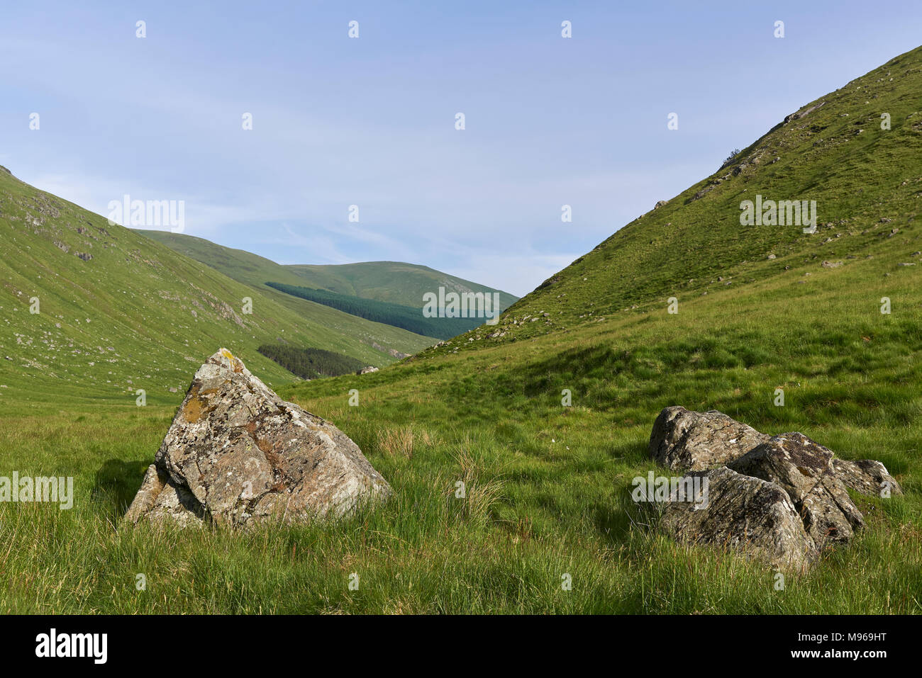 Zwei Felsbrocken, möglicherweise eiszeitliche Findlinge liegen an der Spitze der Tal im Glen Doll, Teil des Cairngorm National Park in den Highlands von Schottland. Stockfoto