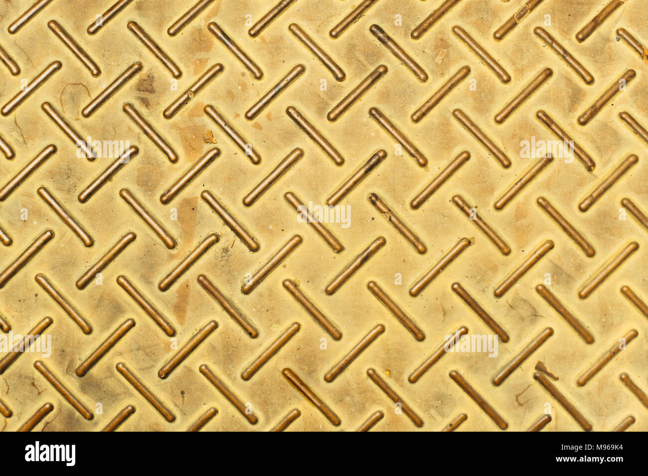 Gelber Gummi Speed Bump Anti Slip Textur Muster auf der Straße für Hintergrund Stockfoto