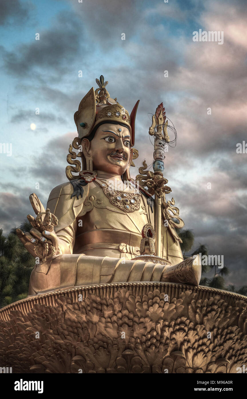 Gold-Guru Rinpoche-Statue steht in Kathmandu. Nepal Stockfoto