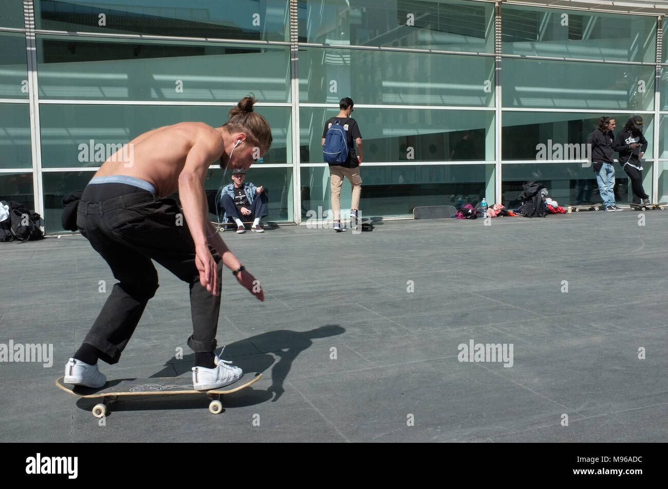 Skateboarder außerhalb des MACBA (Museum von Barcelona für zeitgenössische Kunst) Gebäude in El Raval Viertel von Barcelona, Spanien Stockfoto