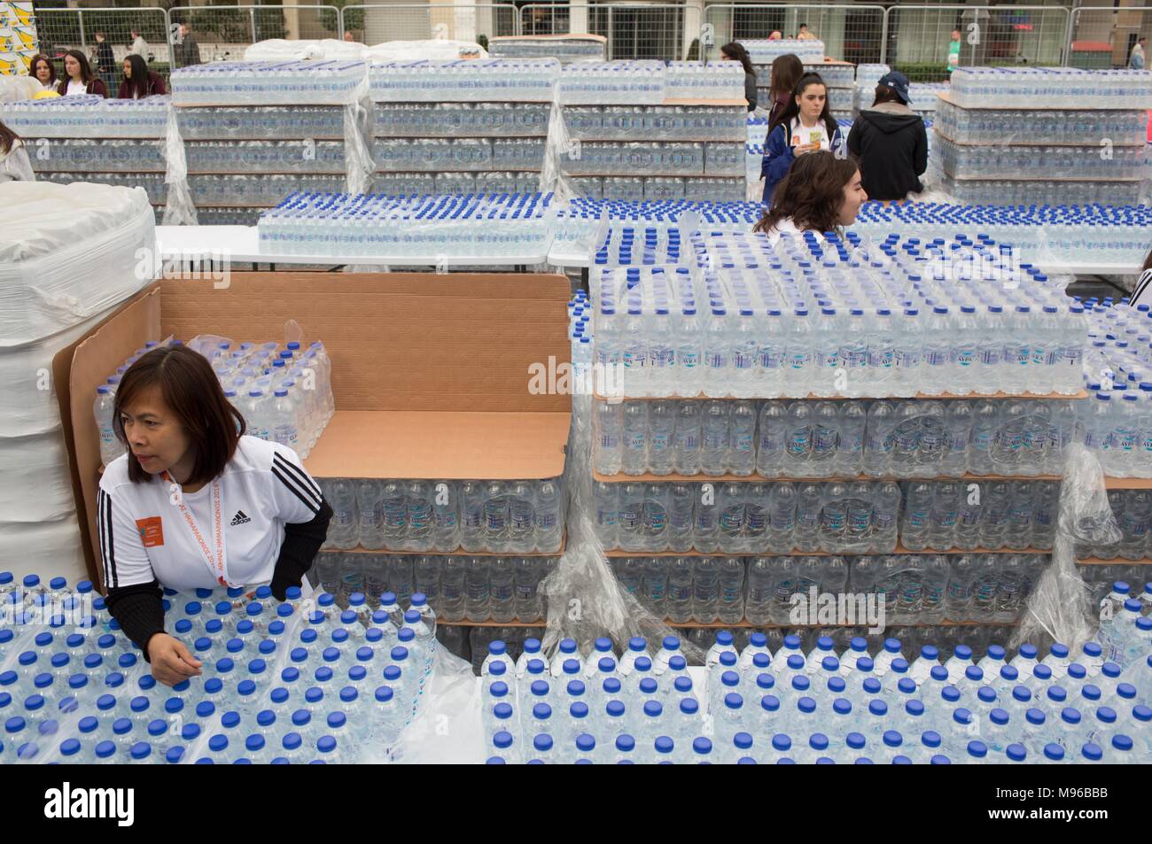 Trinkwasser für die Läufer an den Athen Marathon. Stockfoto