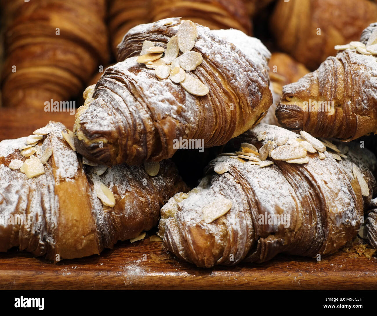 Almond Croissants an der Engel Bäckerei, Abergavenny, Wales Stockfoto