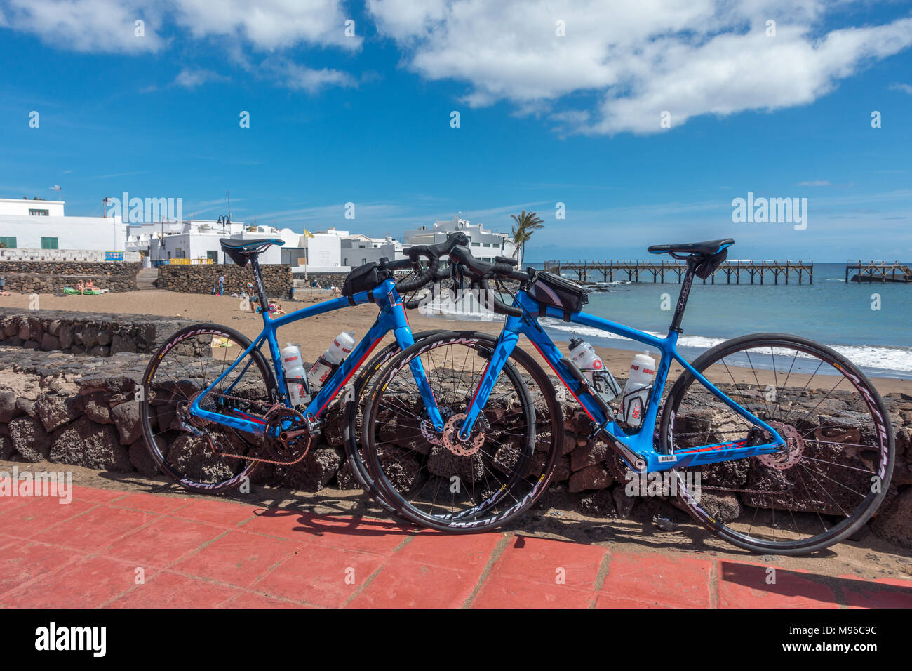 Aussicht auf zwei BH Fahrräder direkt am Meer in Arrieta, Lanzarote Stockfoto