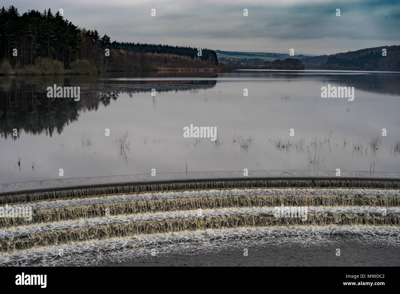 Swinsty Stausee in der Nähe von Harrogate, North Yorkshire mit Reflexion der Himmel. Stockfoto