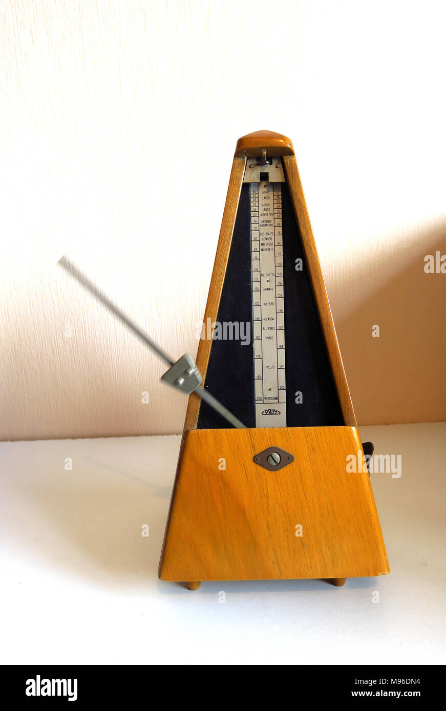 Wooden metronome -Fotos und -Bildmaterial in hoher Auflösung – Alamy