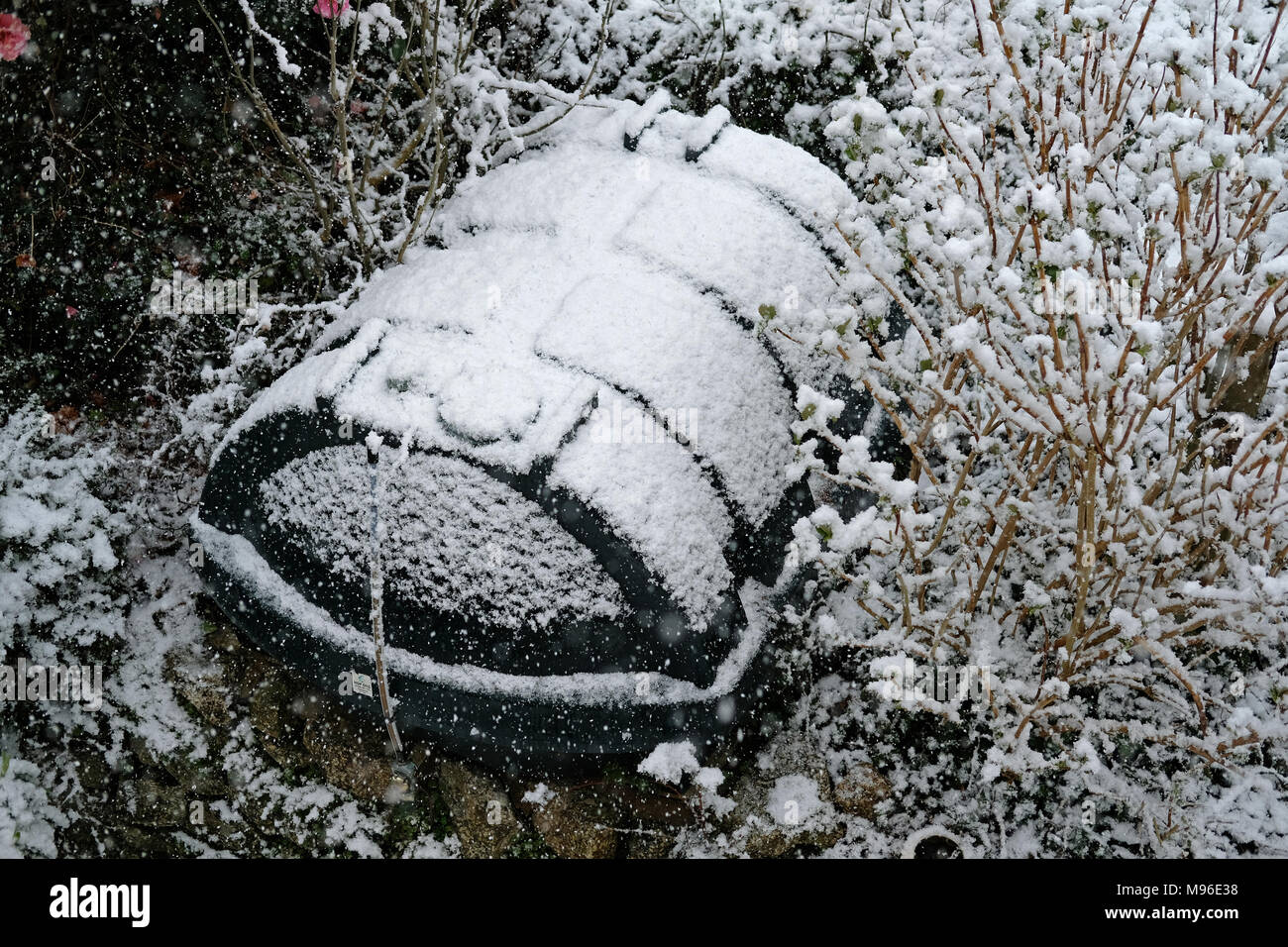 Eine inländische Öltank im Schnee Stockfoto