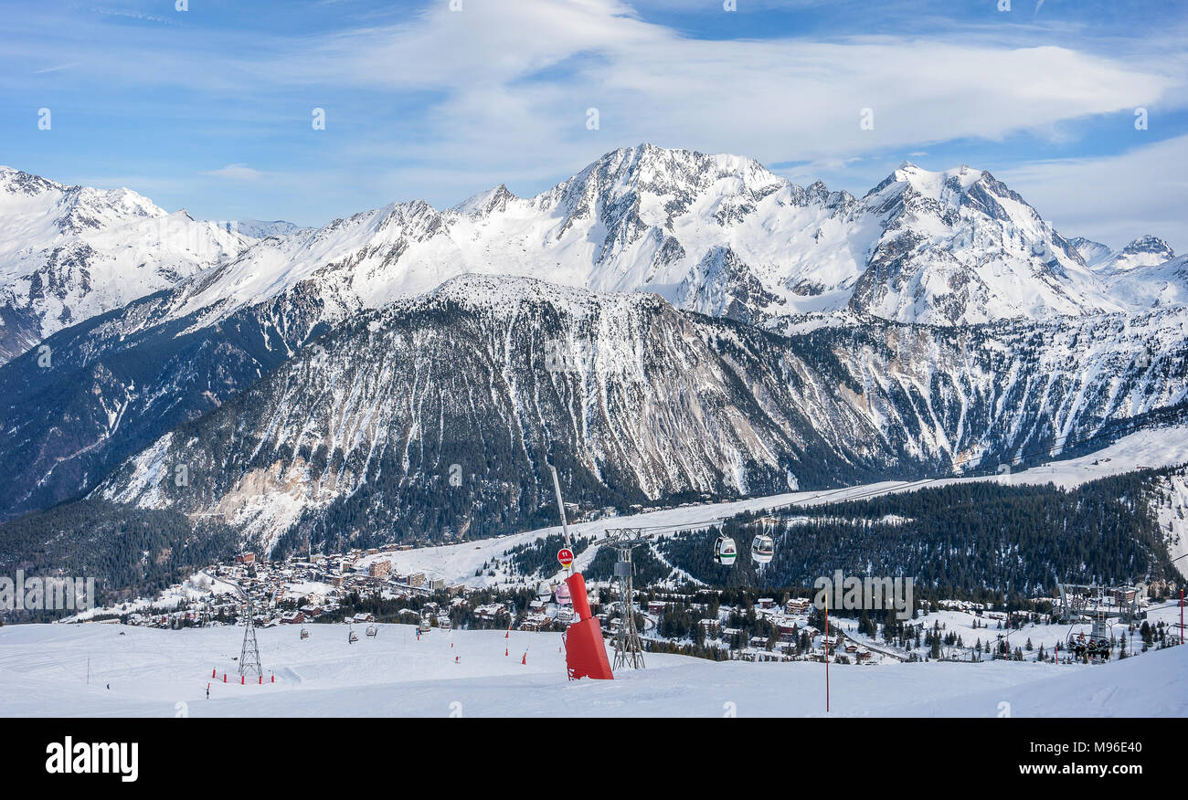 Berge mit Schnee bedeckt. Courchevel Skigebiet in den Französischen Alpen. Stockfoto