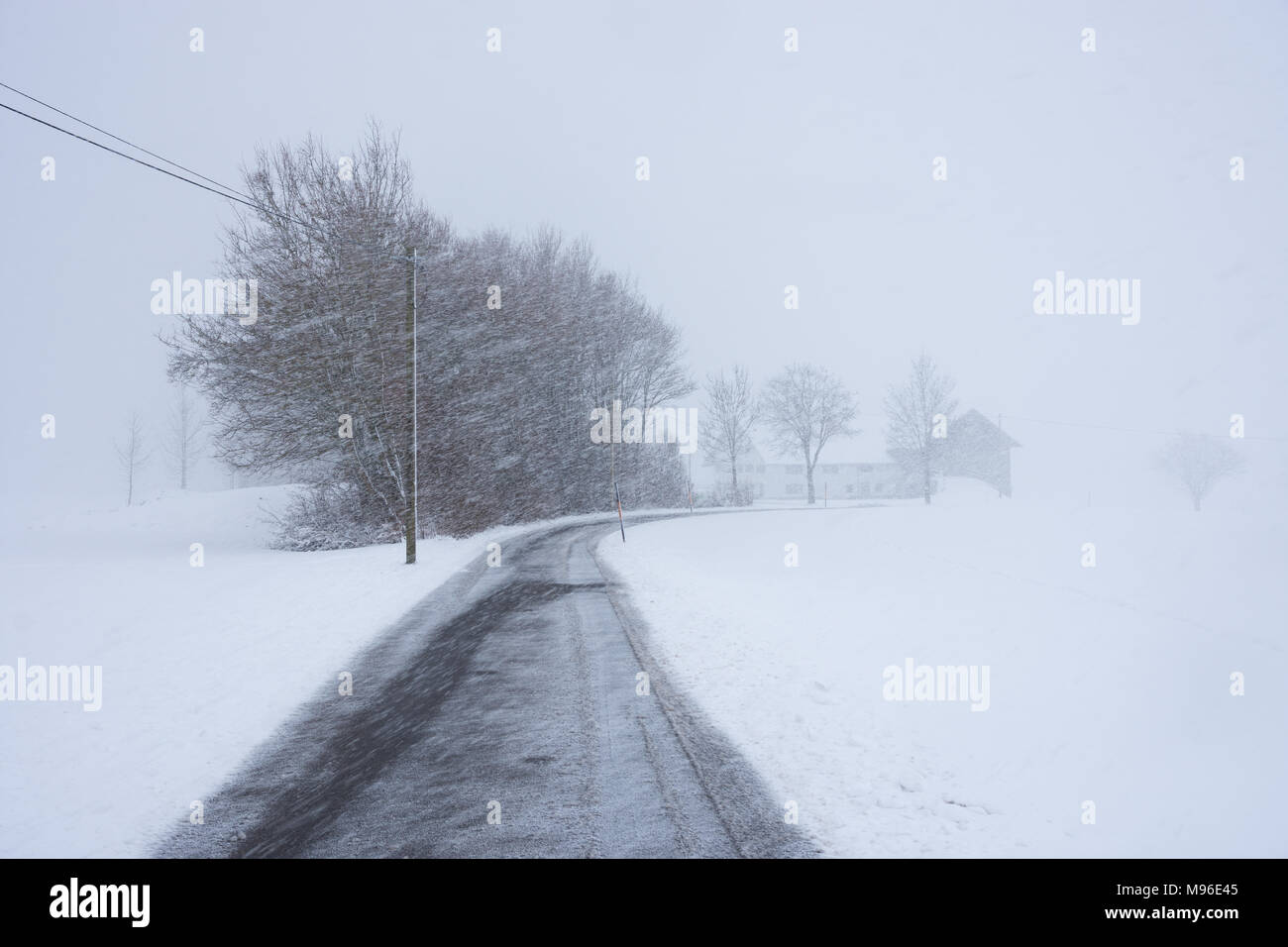 Schneesturm auf der Autobahn in Bayern Stockfoto