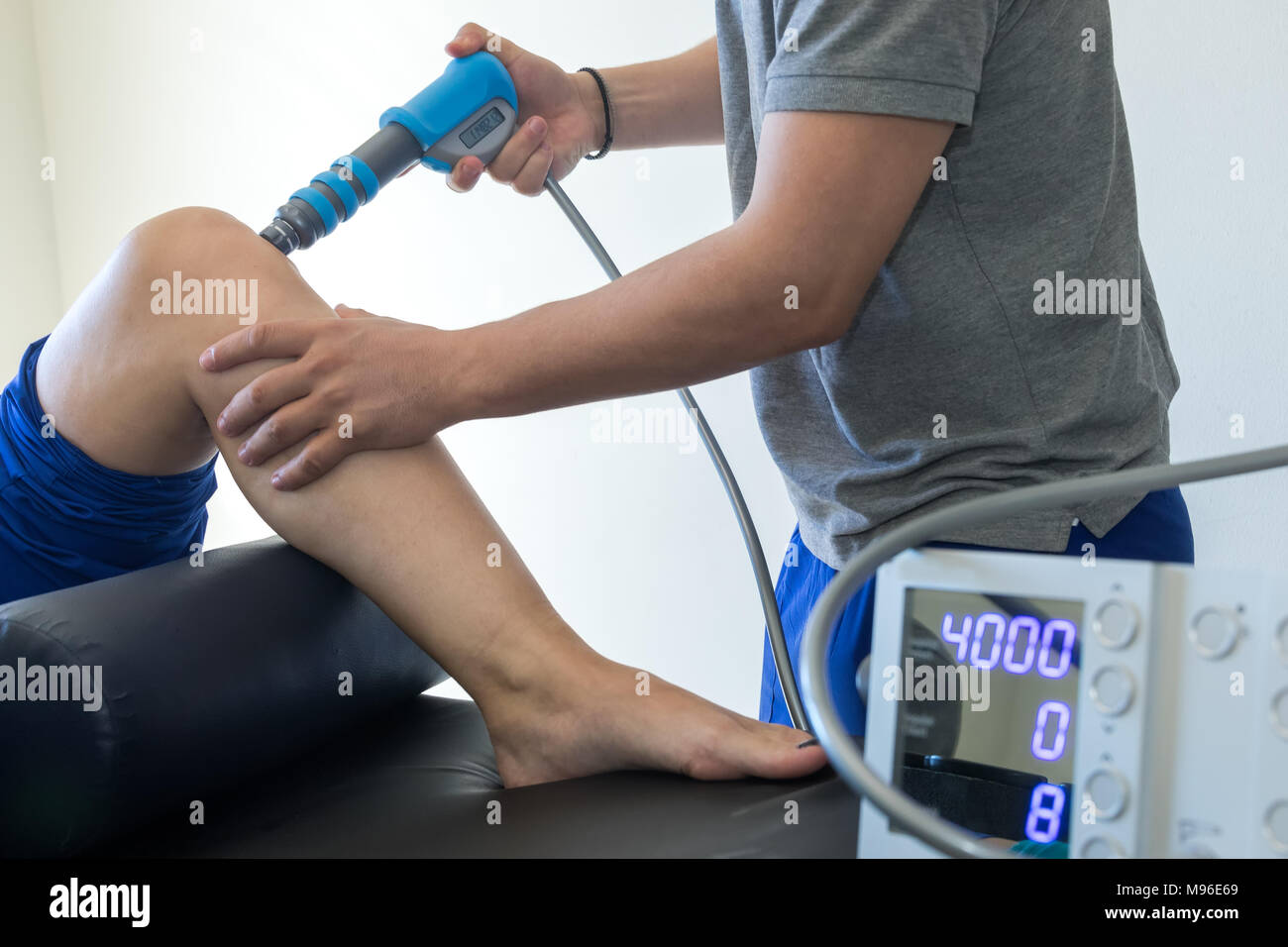 Physikalische Therapie von Knie und Fuß mit Stoßwelle Stockfoto