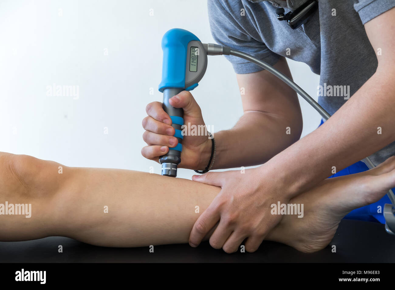 Physikalische Therapie von Knie und Fuß mit Stoßwelle Stockfoto