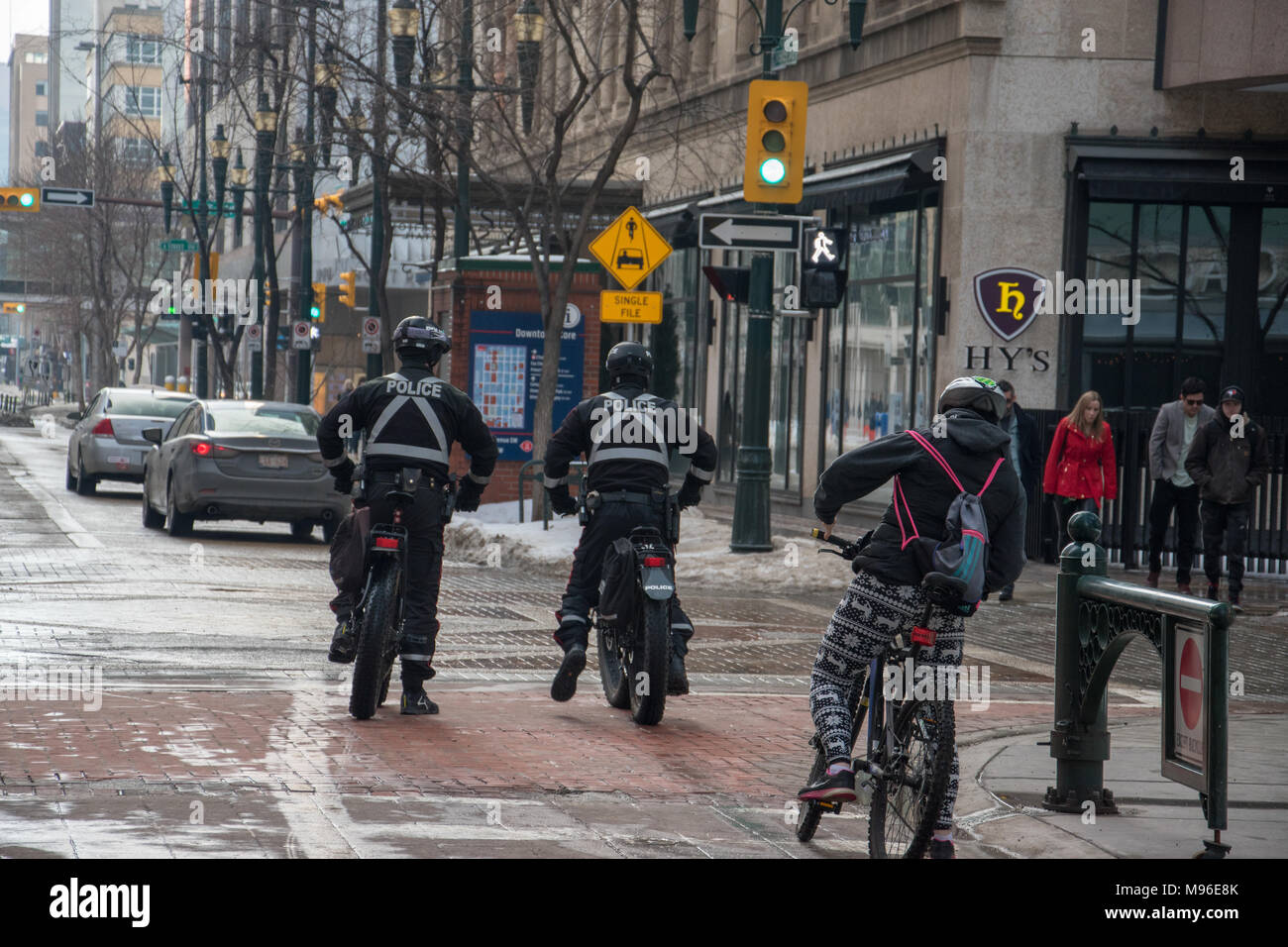 Calgary Polizei Mountainbike Abteilung des Treks Fat Bikes. Stephen Avenue, Calgary, Alberta, Kanada Stockfoto