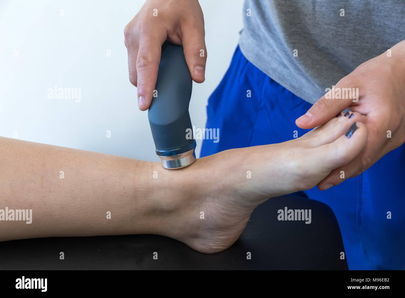 Elektrostimulation angewendet zur Behandlung von Schmerzen, die Muskeln Verletzungen, Dehnungen und Spannungen im Krankenhaus Physiotherapie medizinische Rehabilitation Klinik für Patienten Knie Stockfoto