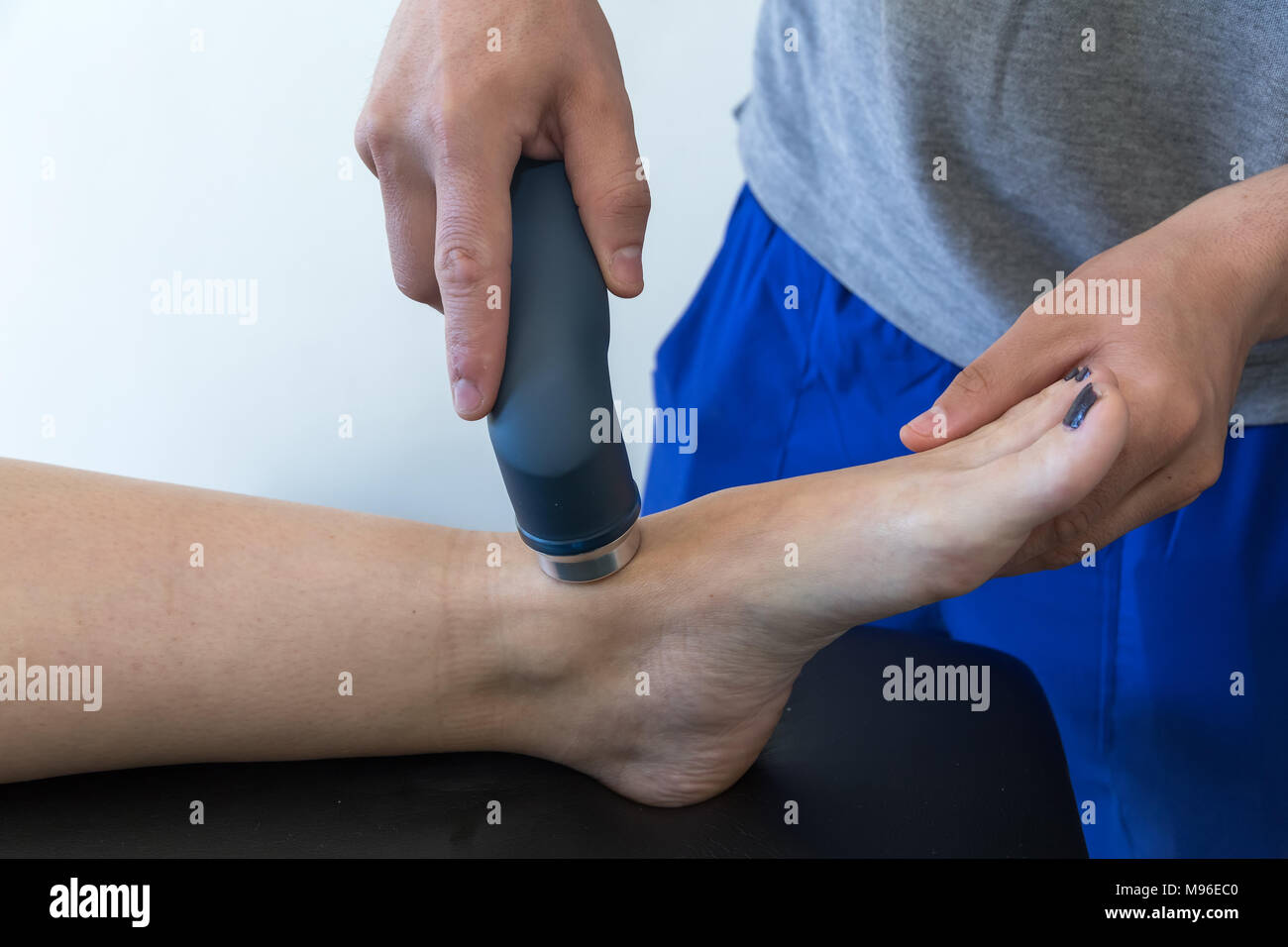 Elektrostimulation angewendet zur Behandlung von Schmerzen, die Muskeln Verletzungen, Dehnungen und Spannungen im Krankenhaus Physiotherapie medizinische Rehabilitation Klinik für Patienten Knie Stockfoto