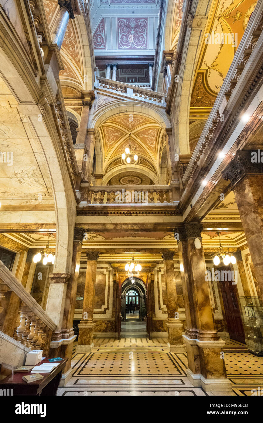 Innenansicht mit kunstvollen Atrium in Glasgow City Chambers mit italienischen Marmor Deko, George Square, Glasgow, Schottland, Vereinigtes Königreich. Stockfoto