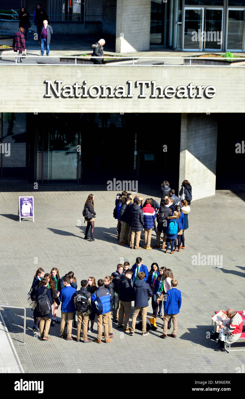 London, England, UK. National Theater, (Royal National Theatre/Nationaltheater von Großbritannien) auf der South Bank (Denys Lasdun: 1976/7) Gruppen von Stockfoto